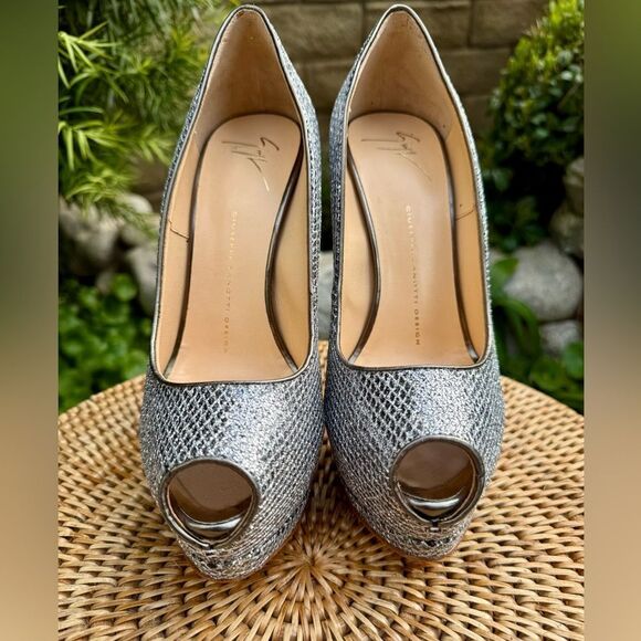 Giuseppe Zanotti platform heels gorgeous and a statement piece. - Picture 5 of 12